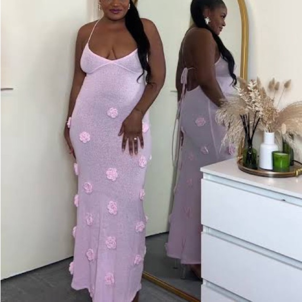Suki Knit Maxi Dress With Flowers - Baby Pink
Size: M